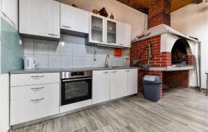 4 Bedroom Amazing Home In Prkos