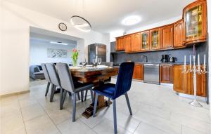 4 Bedroom Amazing Home In Prkos