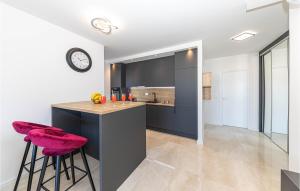 Lovely Apartment In Okrug Gornji