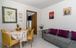 2 Bedroom Cozy Apartment In Jadranovo 