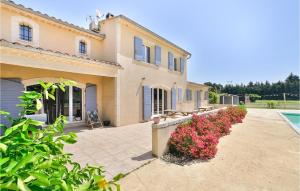 Maisons de vacances Beautiful Home In Eyragues : photos des chambres