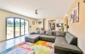 Maisons de vacances Beautiful Home In Eyragues : photos des chambres