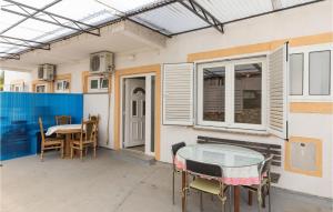 Two-Bedroom Apartment In Okrug Gornji