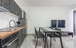 1 Bedroom Amazing Apartment In Vir 