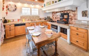 Maisons de vacances Gorgeous Home In Rochefort-Du-Gard : photos des chambres