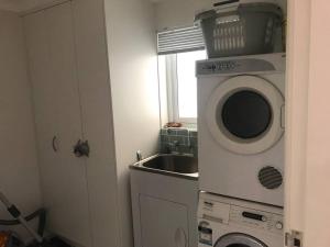 Family Beach House - spacious w yard AC car space