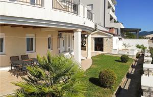 Two-Bedroom Apartment In Komarna