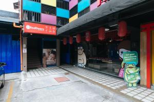 RedDoorz near Fishermall Quezon City