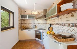 2 Bedroom Awesome Home In Stomorska