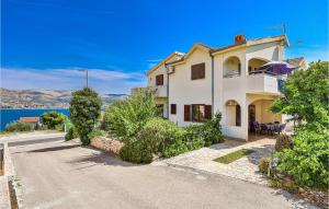 2 Bedroom Nice Apartment In Okrug Donji 