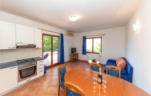 2 Bedroom Nice Apartment In Okrug Donji 