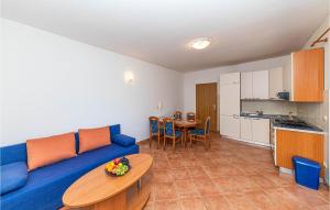 2 Bedroom Nice Apartment In Okrug Donji 