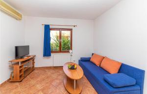2 Bedroom Nice Apartment In Okrug Donji 