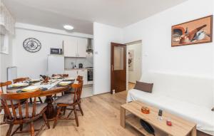 2 Bedroom Beautiful Apartment In Mucici