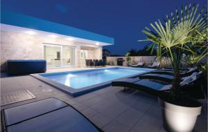 Stunning Home In Sukosan With Jacuzzi