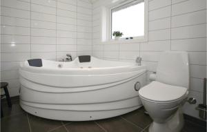 Three-Bedroom Holiday Home In Hojby