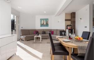 6 Bedroom Amazing Home In Icici 