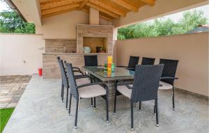 2 Bedroom Cozy Apartment In Medulin