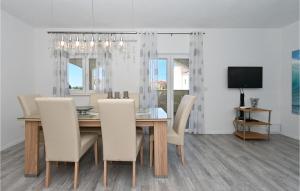 Awesome Apartment In Okrug Gornji