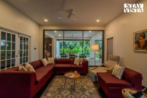 StayVista at The Lakeshore with Lake View, WiFi, Garden