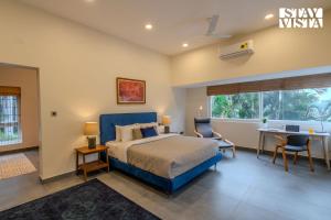 StayVista at The Lakeshore with Lake View, WiFi, Garden