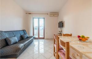 Gorgeous Apartment In Kustici With Wifi 