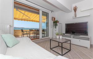 Beautiful Apartment In Brodarica