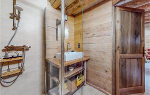 Maisons de vacances Cozy Home In Les Fosses With Kitchen : photos des chambres