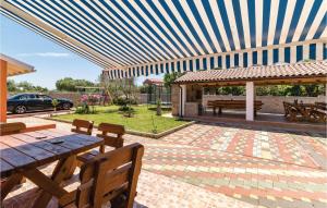 Awesome Home In Valbandon