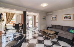 Awesome Home In Valbandon 
