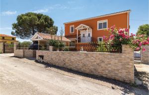 Awesome Home In Valbandon 