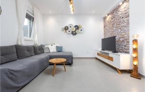 3 Bedroom Gorgeous Apartment In Vrsi 