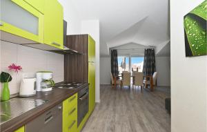 Gorgeous Apartment In Okrug Gornji