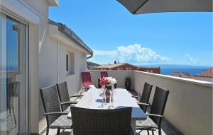 Gorgeous Apartment In Okrug Gornji