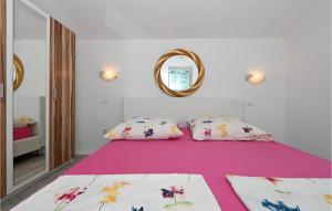 Amazing Apartment In Okrug Gornji