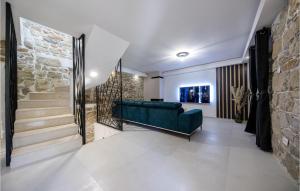 4 Bedroom Beautiful Home In Mundanije 