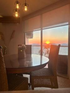 Depa a orilla de playa y vista al mar