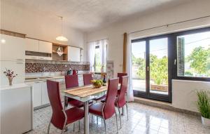 2 Bedroom Awesome Home In Seline 