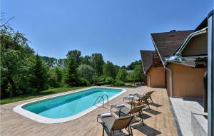 2 Bedroom Nice Home In Sisak 