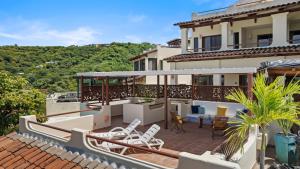 Sunshine Escape with a Rooftop Patio