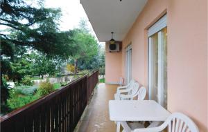 2 Bedroom Nice Apartment In Pula 