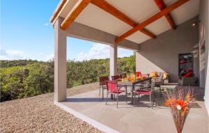 Maisons de vacances Gorgeous Home In Labeaume With Kitchen : photos des chambres