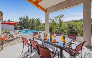 Maisons de vacances Gorgeous Home In Labeaume With Kitchen : photos des chambres