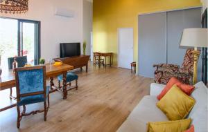 Maisons de vacances Gorgeous Home In Labeaume With Kitchen : photos des chambres