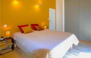 Maisons de vacances Gorgeous Home In Labeaume With Kitchen : photos des chambres