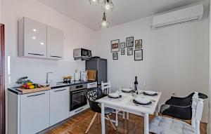 2 Bedroom Nice Apartment In Prigradica