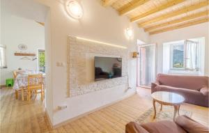 2 Bedroom Lovely Home In Tribogna