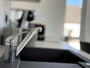 Stadium View Apartments #3 - Spacious 3 Bed Flat with Private Parking & 2 Showers