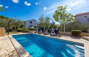 Stunning Home In Pinezici With Kitchen