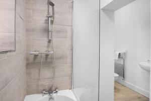 Stadium View Apartments #3 - Spacious 3 Bed Flat with Private Parking & 2 Showers